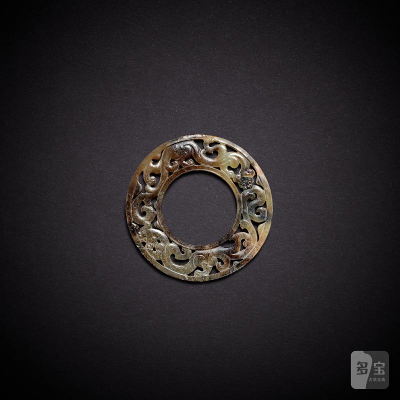 A pale celadon and russet jade 'chilong' pendant, huan, Western Han dynasty | 西漢 青白玉鏤雕龍紋環 - 图2